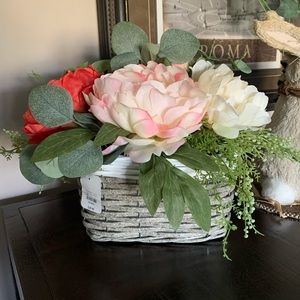 Pier 1 Spring Floral Basket,NWT,Beautiful Floral Bouquet,Gray Basket With Handle